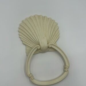 Vintage Wall Mounted Seashell Hand Towel Holder Off-White Plastic by Homco 1976